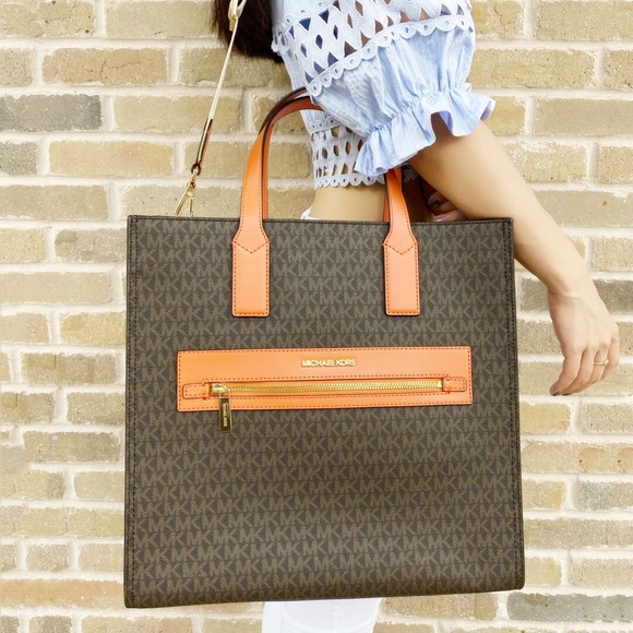 Michael Kors Handbags - Gaby’sBags💕Michael Kors Tote Signature MK